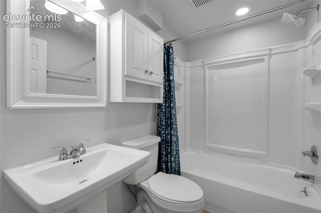 Image 31 of 40: Bathroom