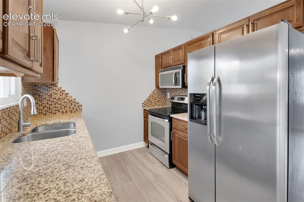 Image 9 of 40: Kitchen