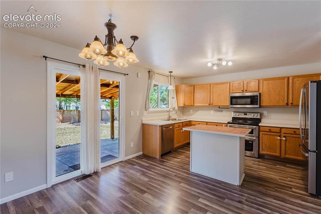 Image 10 of 49: Kitchen