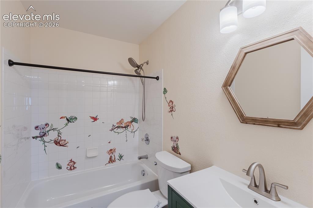 Image 34 of 49: Bathroom