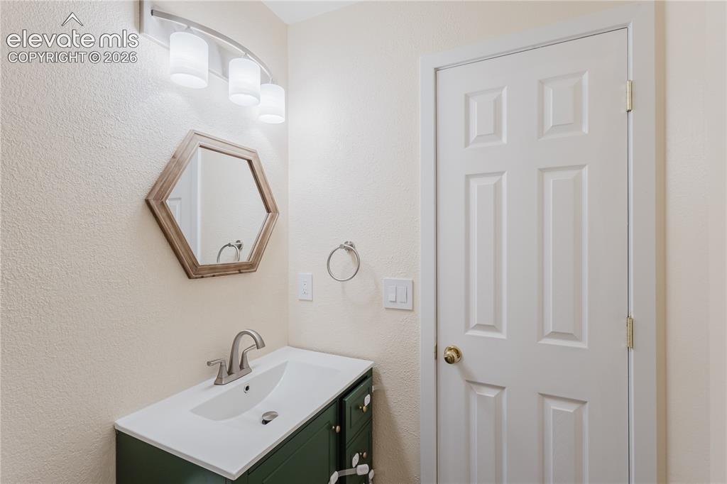 Image 36 of 49: Bathroom