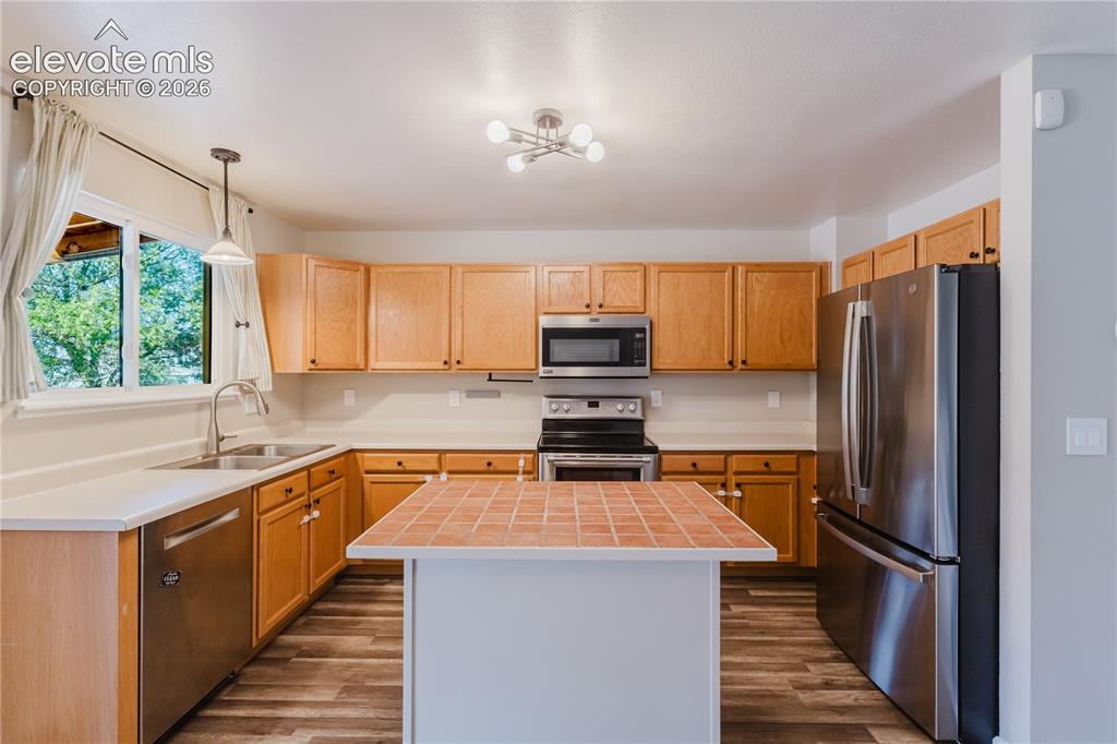 Image 9 of 49: Kitchen