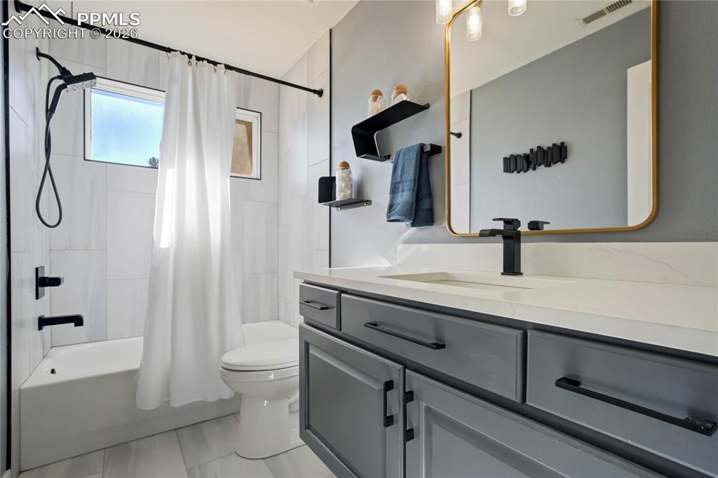 Image 35 of 50: Upper level full bath.