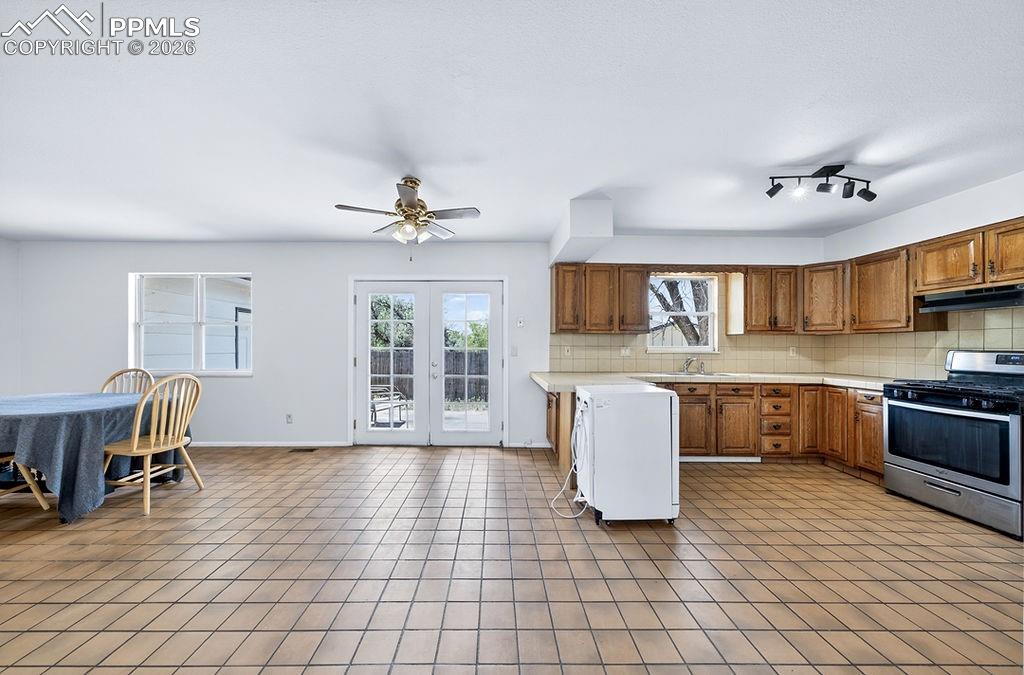 Image 11 of 28: Kitchen