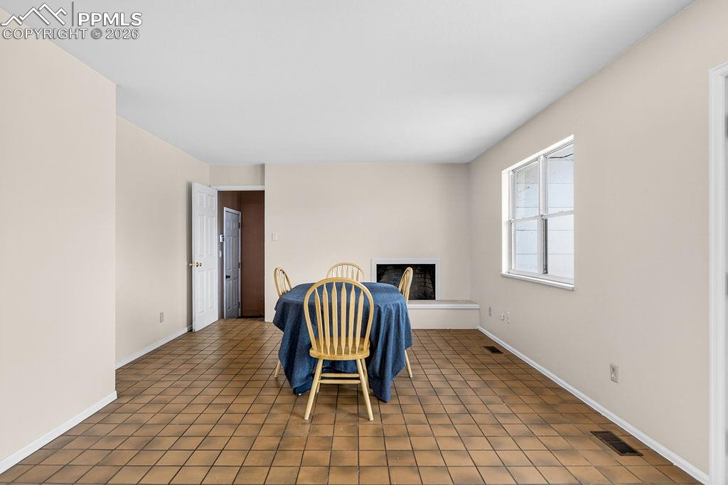 Image 12 of 28: Dining Area