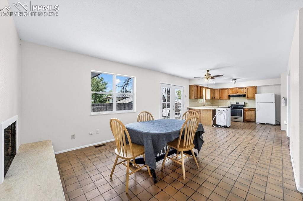 Image 14 of 28: Dining Area