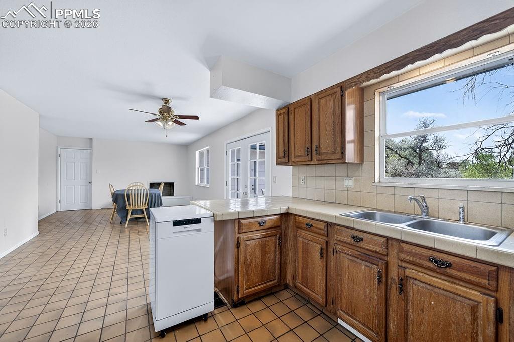 Image 18 of 28: Kitchen