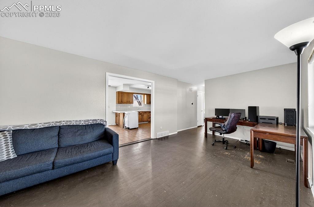 Image 20 of 28: Office