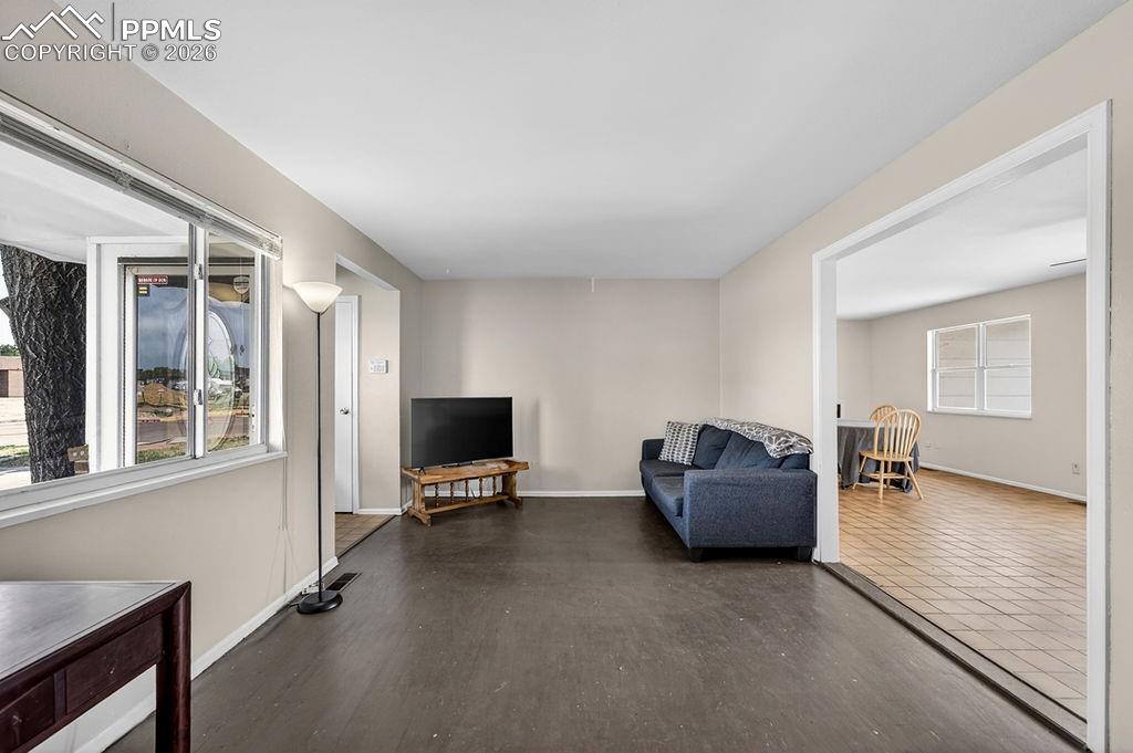 Image 21 of 28: Sitting Room