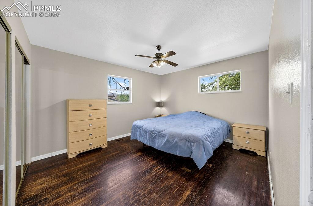 Image 22 of 28: Bedroom