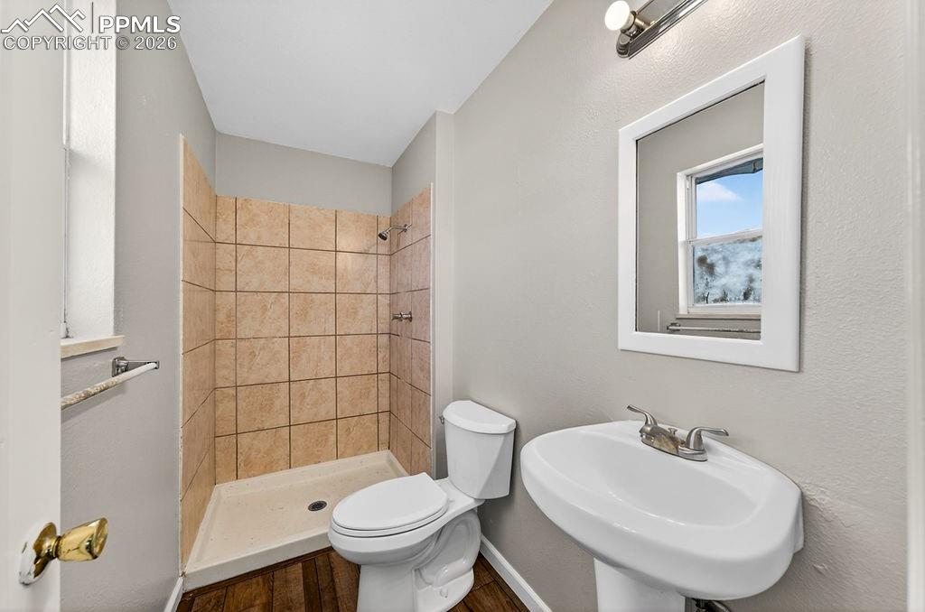 Image 26 of 28: Bathroom