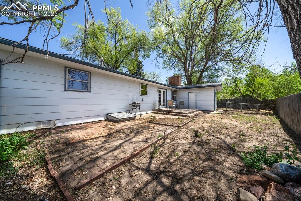 Image 4 of 28: Back of Structure