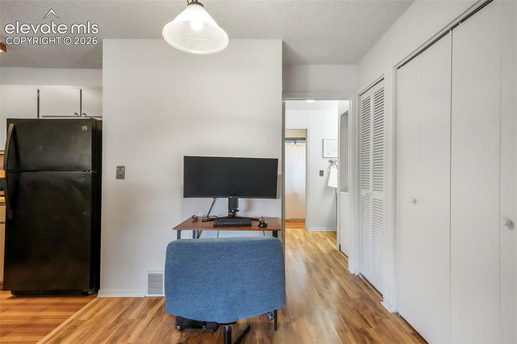 Image 19 of 50: Office