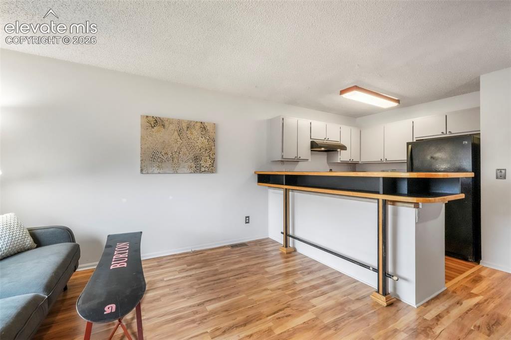Image 9 of 50: Kitchen