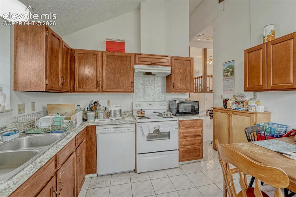 Image 11 of 50: Kitchen