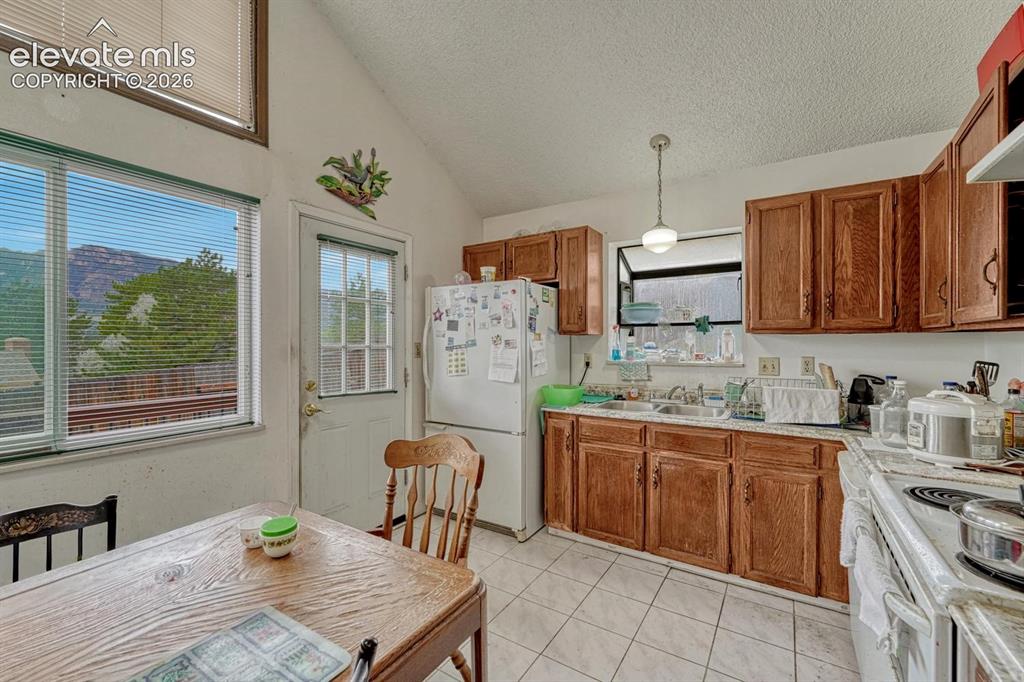 Image 12 of 50: Kitchen