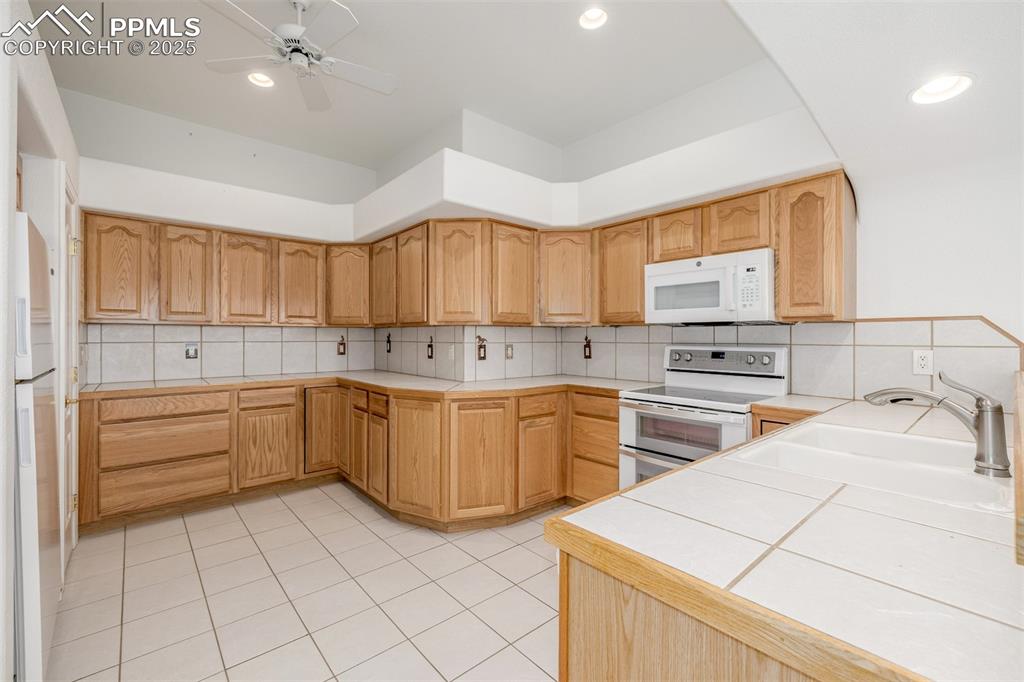 Image 16 of 32: Kitchen