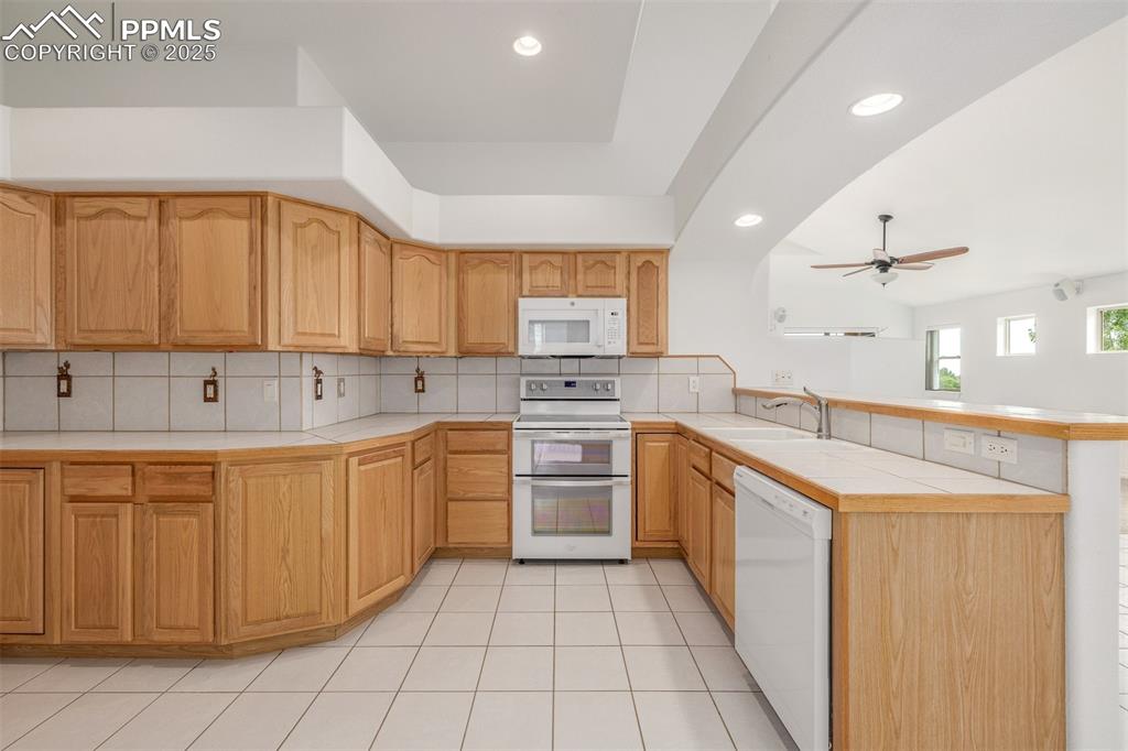 Image 18 of 32: Kitchen