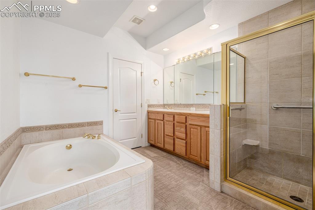 Image 19 of 32: Bathroom