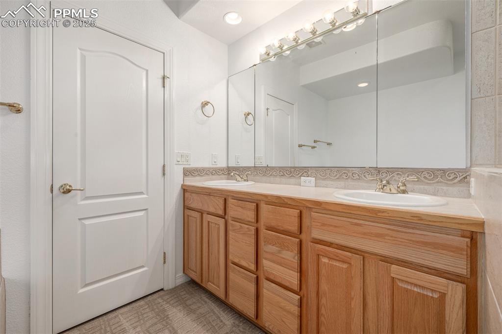 Image 20 of 32: Bathroom