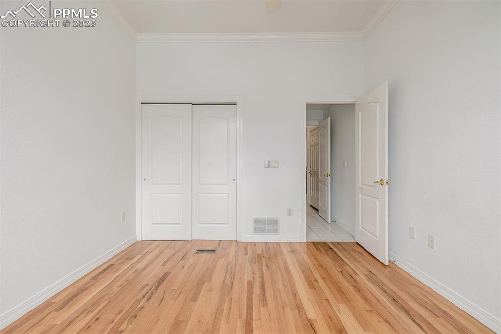 Image 21 of 32: Bedroom