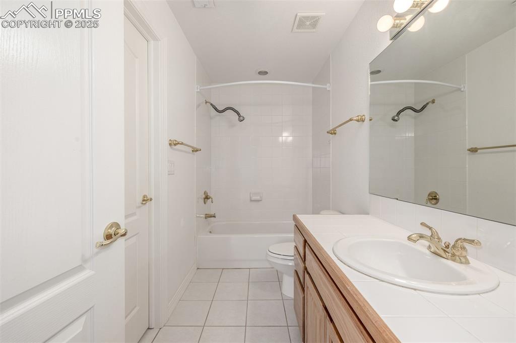 Image 27 of 32: Bathroom