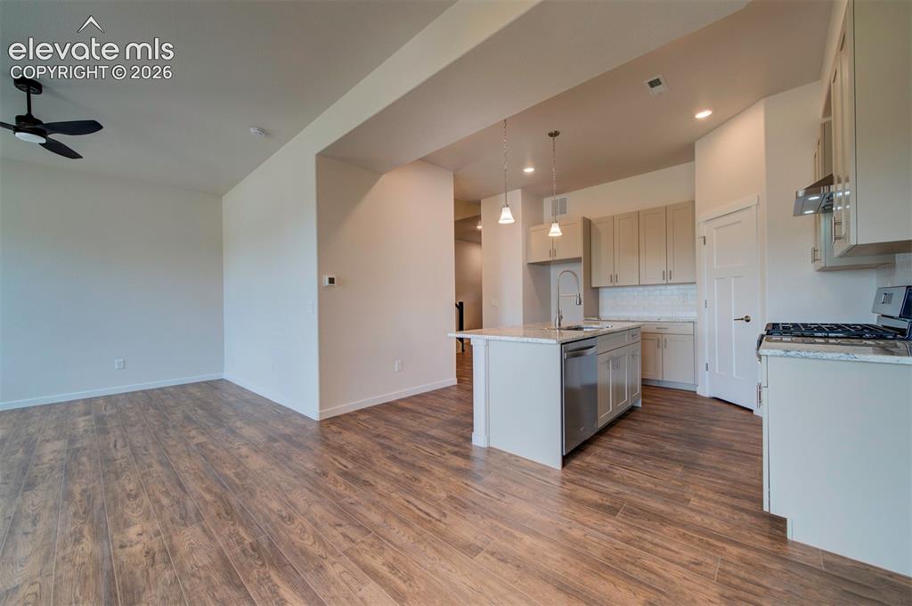 Image 10 of 40: Kitchen