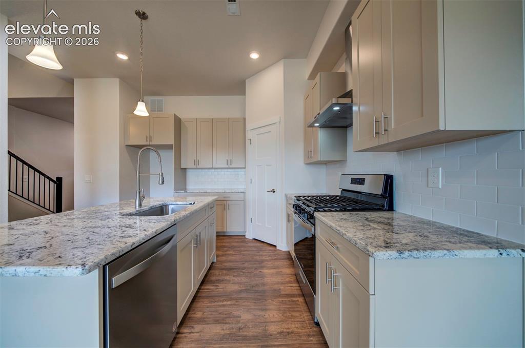 Image 12 of 40: Kitchen
