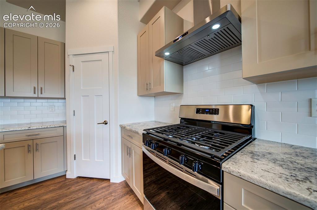 Image 13 of 40: Kitchen
