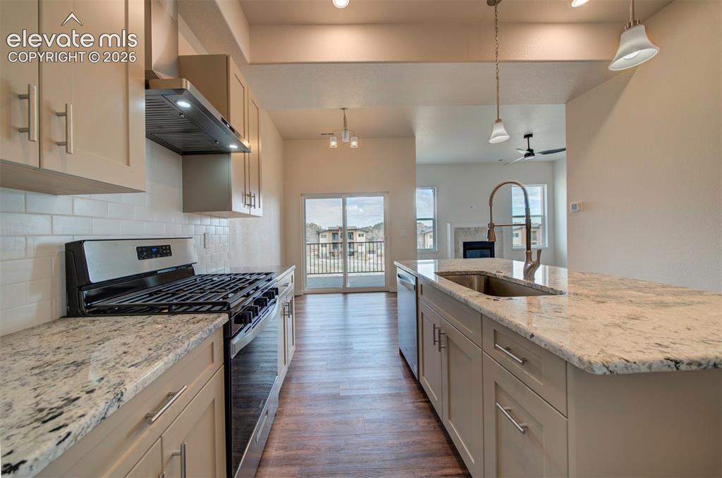 Image 14 of 40: Kitchen