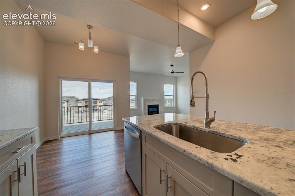 Image 15 of 40: Kitchen