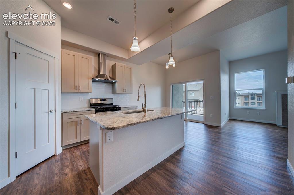 Image 16 of 40: Kitchen