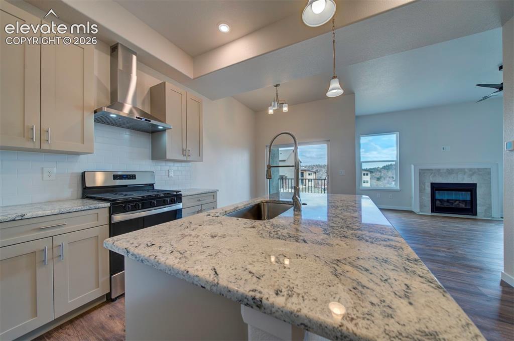 Image 17 of 40: Kitchen