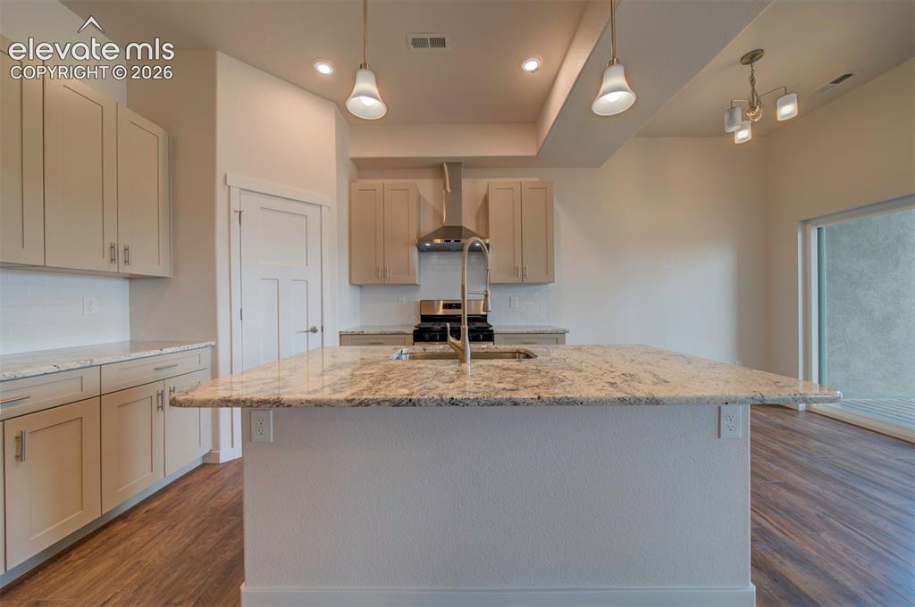 Image 18 of 40: Kitchen