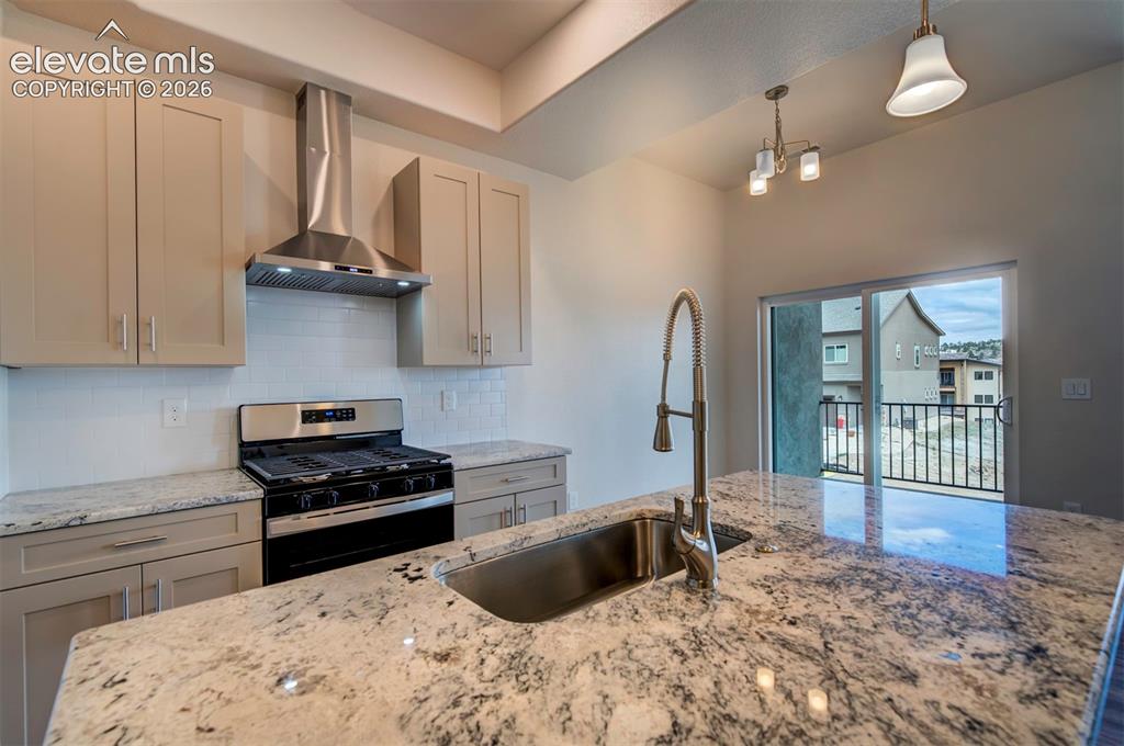 Image 19 of 40: Kitchen