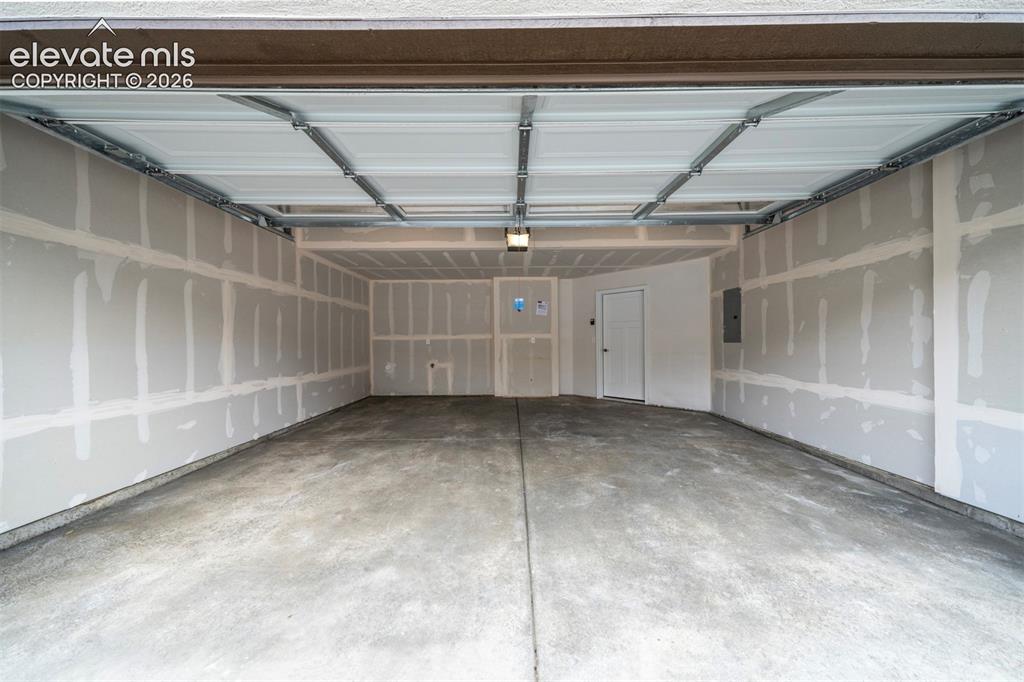 Image 2 of 40: Garage