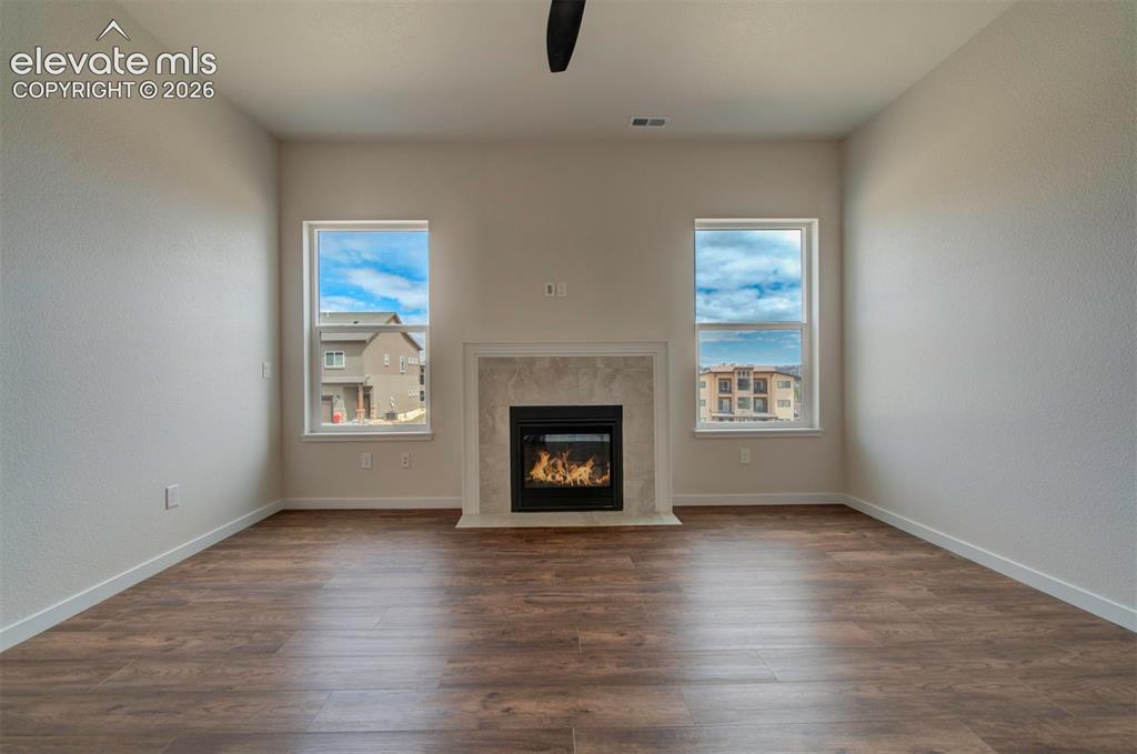 Image 5 of 40: Living Room