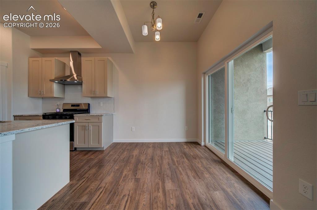 Image 8 of 40: Kitchen