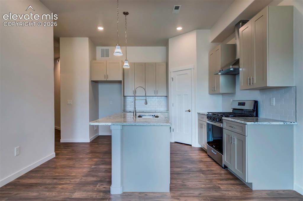 Image 9 of 40: Kitchen