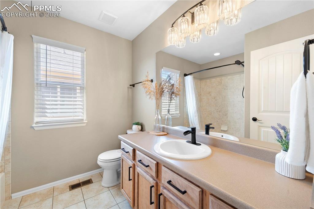 Image 18 of 49: Bathroom