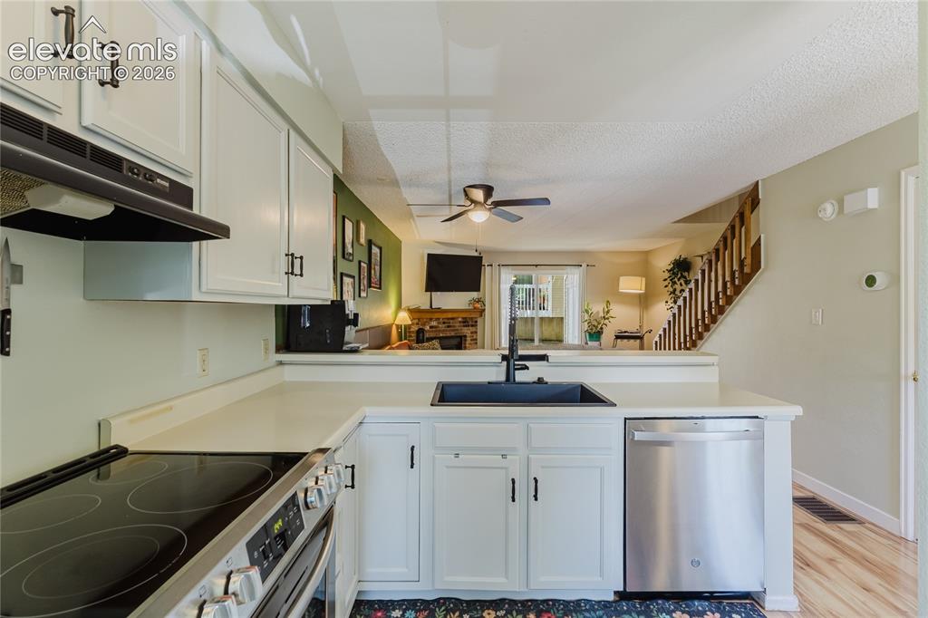 Image 14 of 37: Kitchen