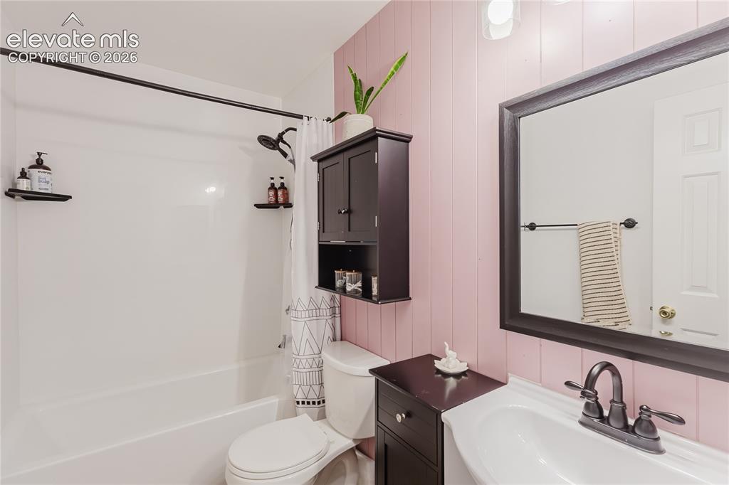 Image 19 of 37: Bathroom