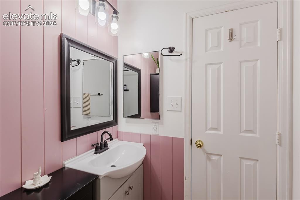 Image 20 of 37: Bathroom