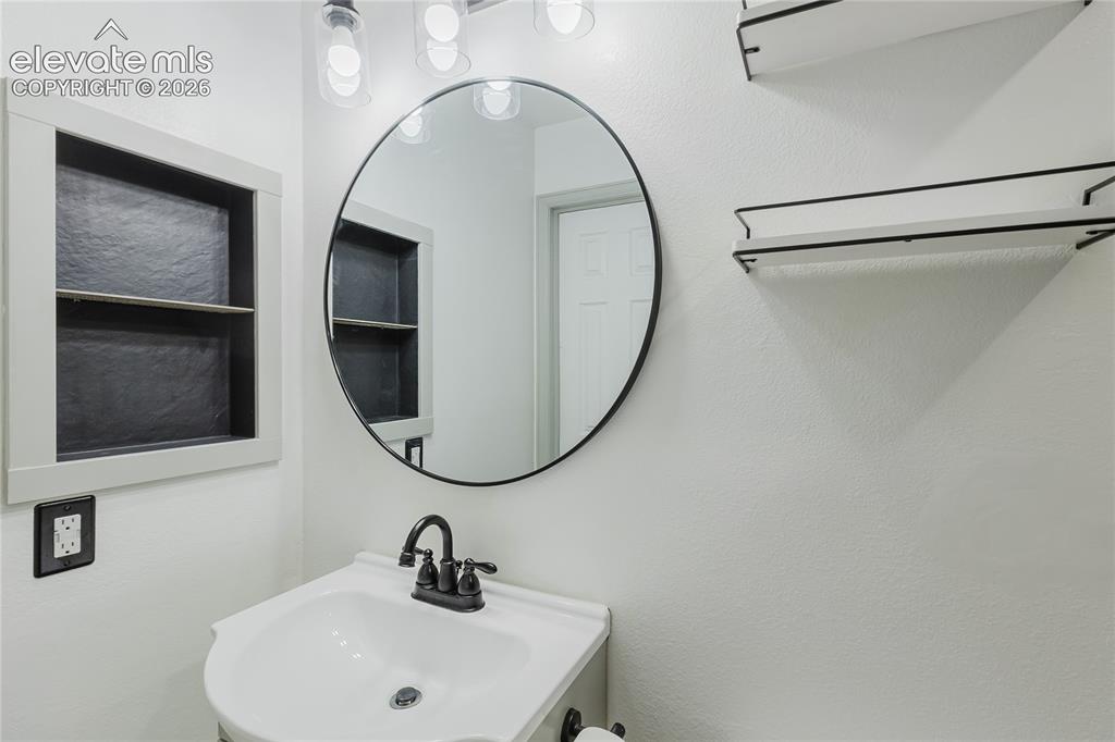 Image 22 of 37: Bathroom