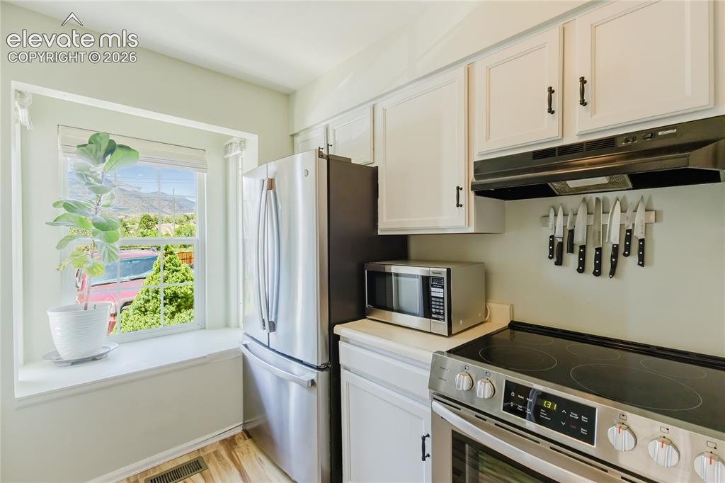 Image 5 of 37: Kitchen
