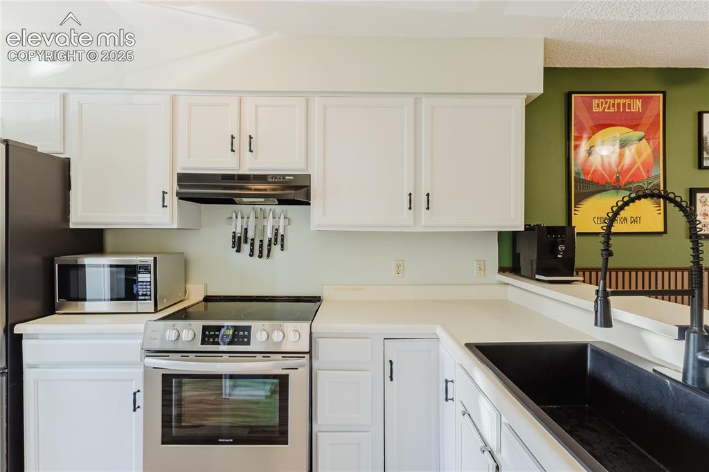Image 8 of 37: Kitchen
