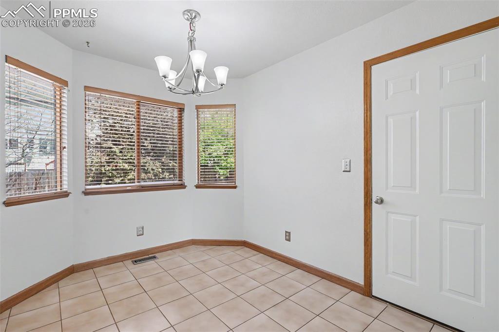 Image 11 of 37: Dining Area
