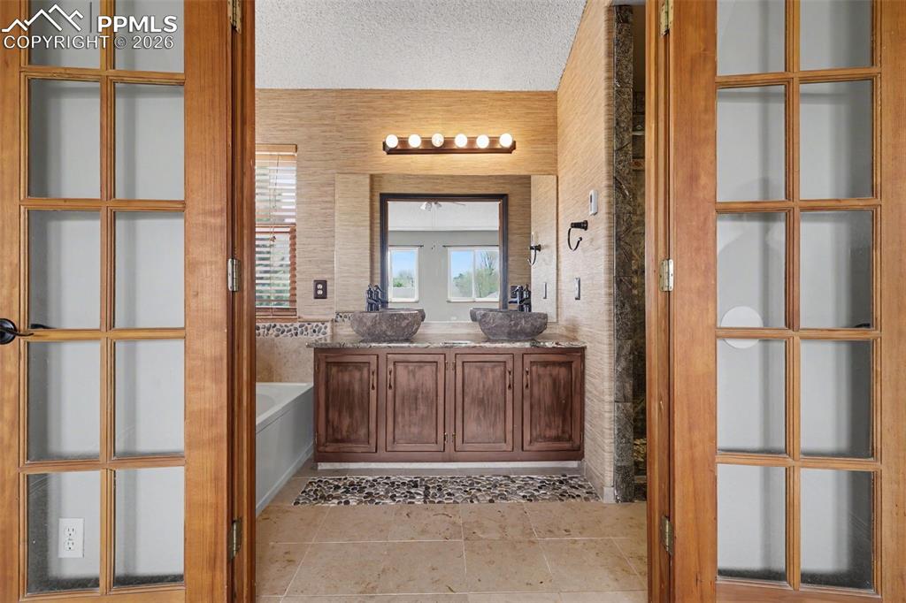 Image 19 of 37: Bathroom