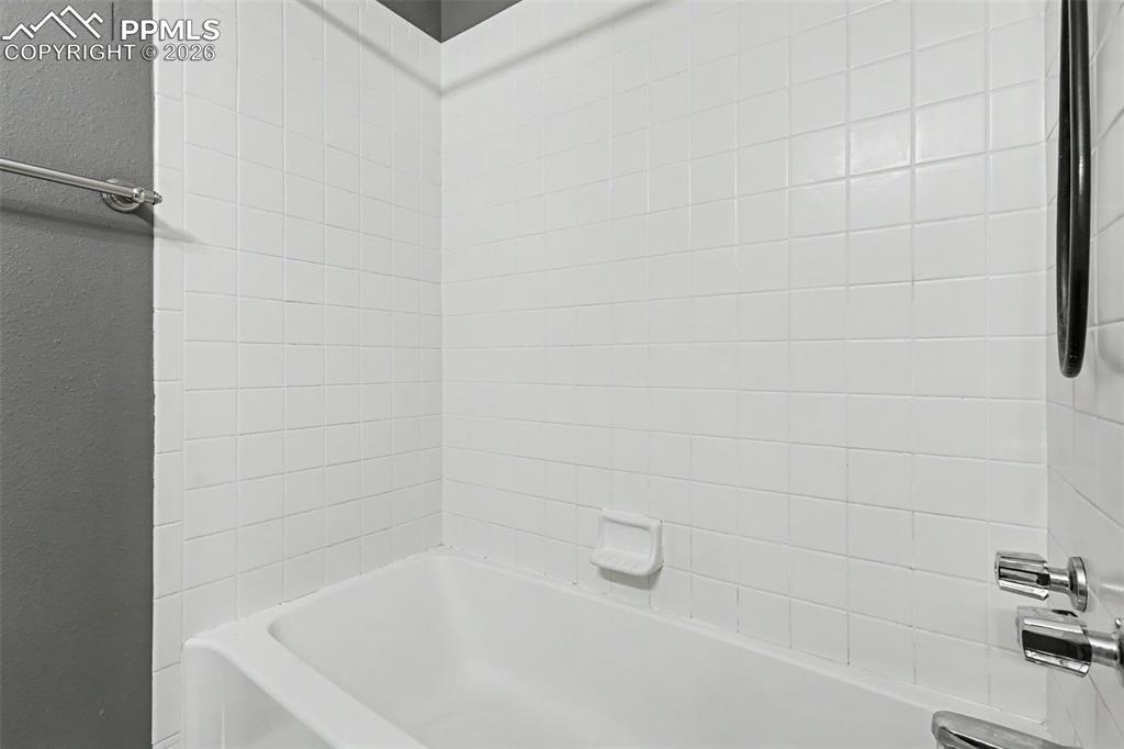 Image 32 of 37: Bathroom