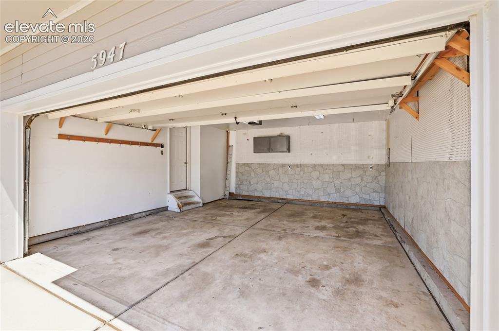 Image 43 of 43: Garage